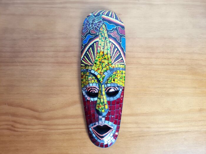 Máscara Tribal em Madeira feito a mão colorida 30cm