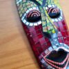 Máscara Tribal em Madeira feito a mão colorida com apliques de pedras 30cm