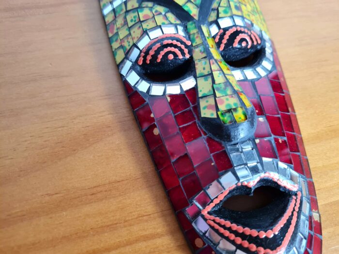 Máscara Tribal em Madeira feito a mão colorida com apliques de pedras 30cm