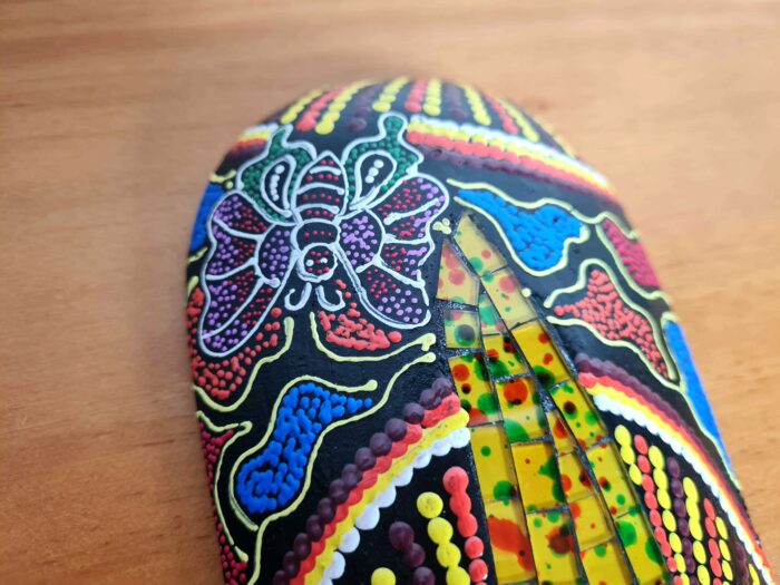 Máscara Tribal em Madeira feito a mão colorida com apliques de pedras 30cm