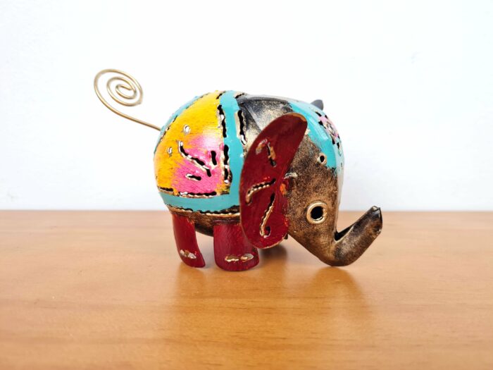 20240423_161923 Elefante decorativo, linda peça com 10cm de comprimento e 55g, vinho e azul