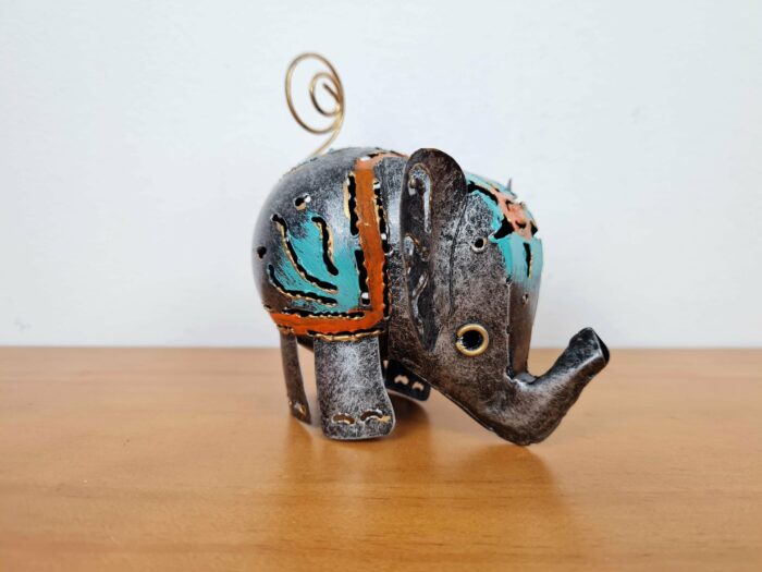 20240423_161952 Elefante decorativo de latão pintado a mão 10cm turquesa e laranja