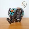 20240423_161958 Elefante decorativo de latão pintado a mão 10cm turquesa e laranja
