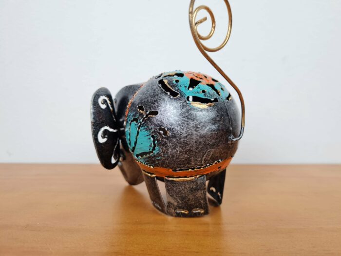 20240423_162005 Elefante decorativo de latão pintado a mão 10cm turquesa e laranja
