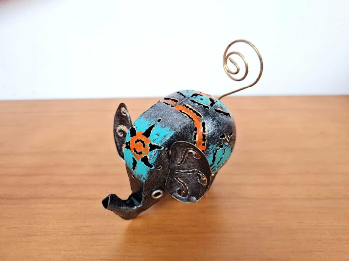 20240423_162030 Elefante decorativo de latão pintado a mão 10cm turquesa e laranja