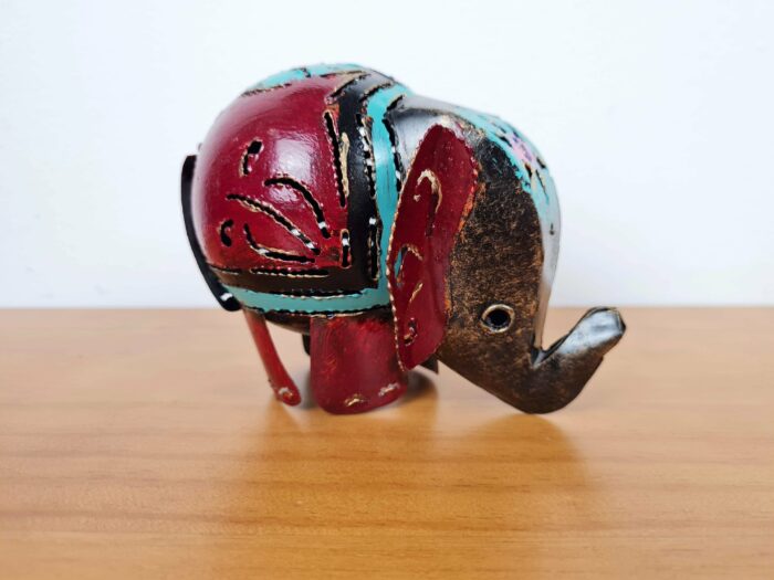 Elefante decorativo e luminária de latão pintado a mão 12cm vinho