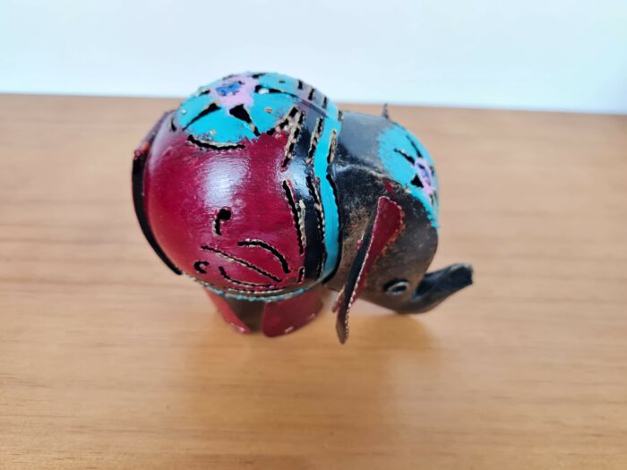 Elefante decorativo e luminária de latão pintado a mão 12cm vinho