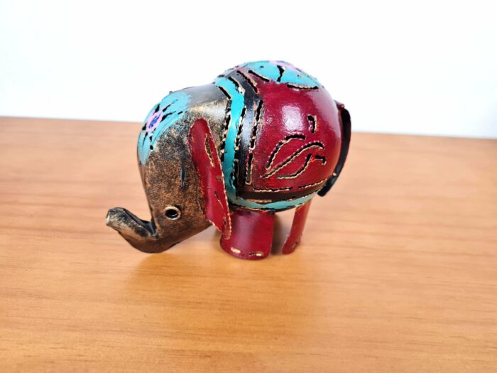Elefante decorativo e luminária de latão pintado a mão 12cm vinho