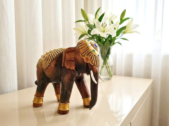 elefante de madeira indiano com apliques decorativos 17cm talhado artesanalmente Elefante indiano grande de madeira com pintura à mão 17cm