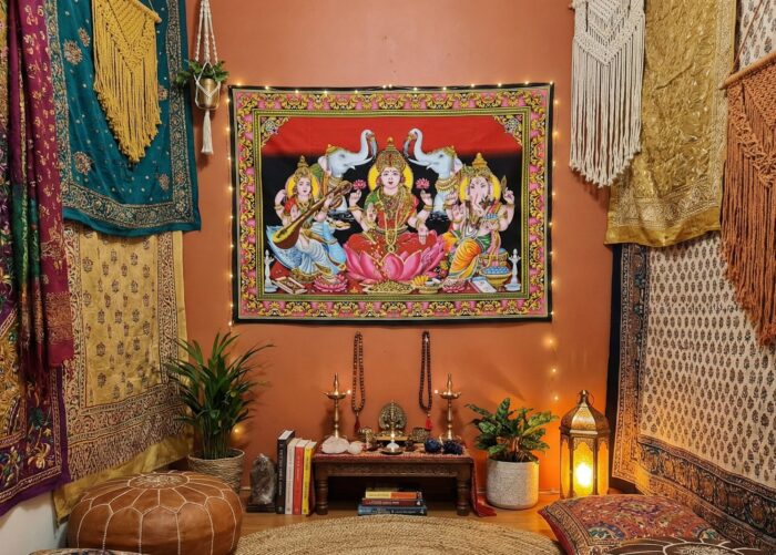pano-3devas-decorativo-sala-meditacao-boho-hindu Painel grande clássico de deidade hindu paisagem - Lakshmi e devis
