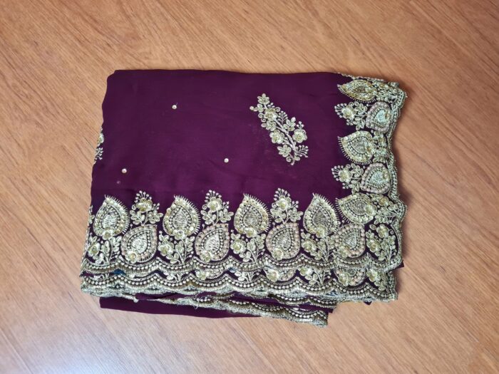 Sari indiano de seda luxuoso bordô com bordados e pérolas