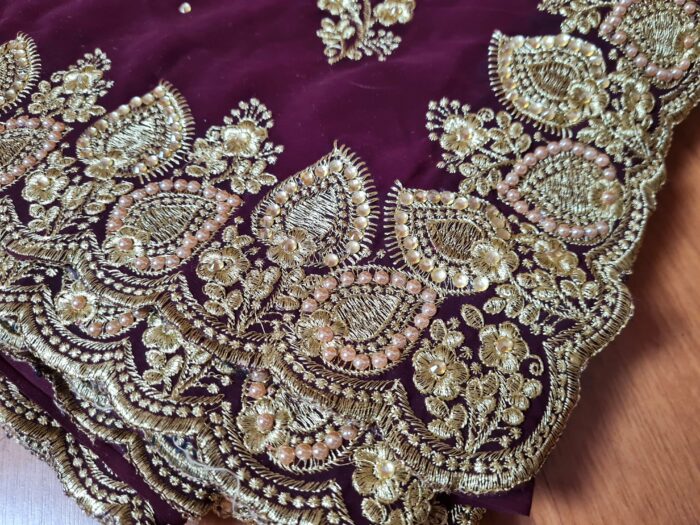 Sari indiano de seda luxuoso bordô com bordados e pérolas