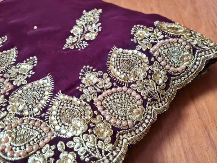 Sari indiano de seda luxuoso bordô com bordados e pérolas