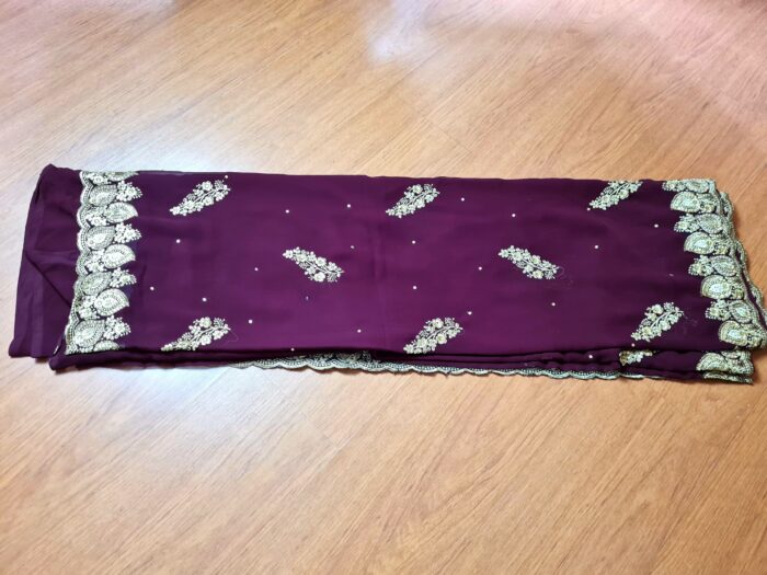Sari indiano de seda luxuoso bordô com bordados e pérolas