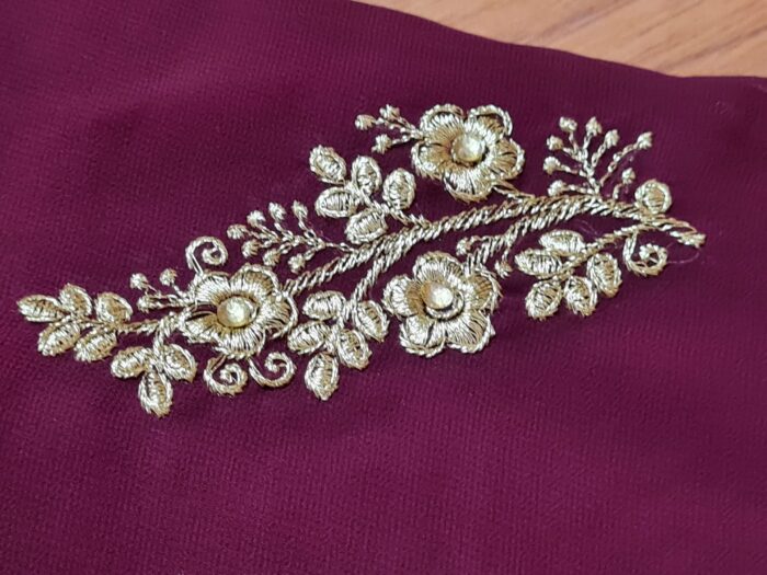 Sari indiano de seda luxuoso bordô com bordados e pérolas