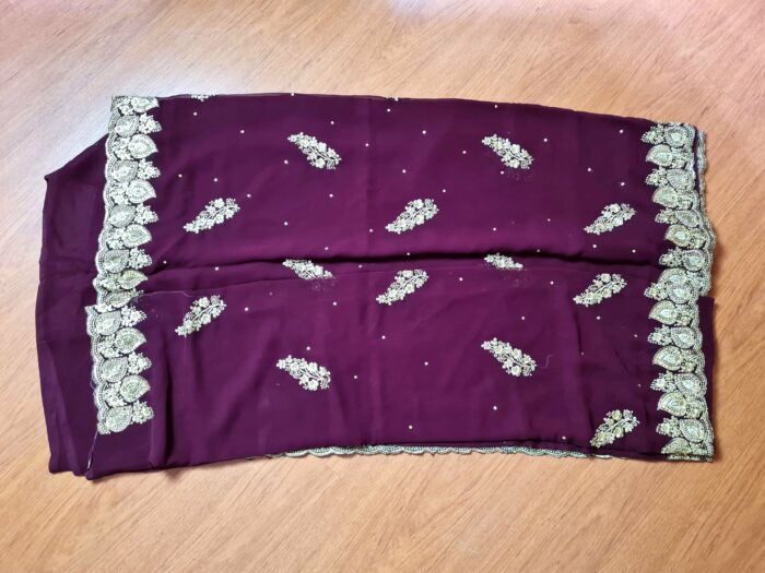 Sari indiano de seda luxuoso bordô com bordados e pérolas