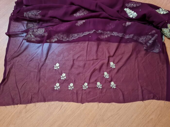 Sari indiano de seda luxuoso bordô com bordados e pérolas