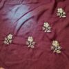 Sari indiano de seda luxuoso bordô com bordados e pérolas