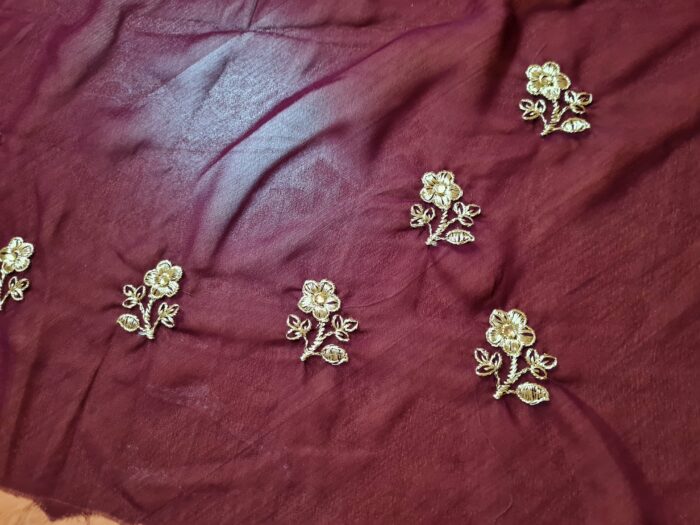 Sari indiano de seda luxuoso bordô com bordados e pérolas
