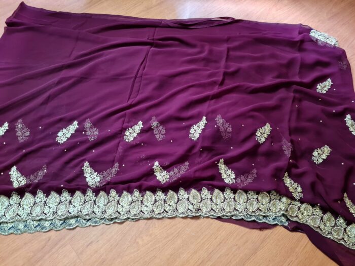 Sari indiano de seda luxuoso bordô com bordados e pérolas