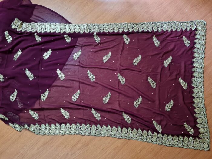 Sari indiano de seda luxuoso bordô com bordados e pérolas