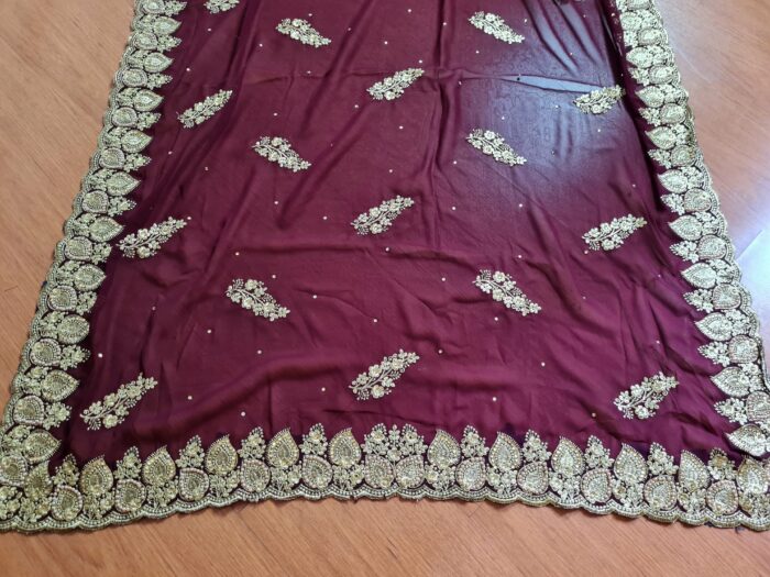 Sari indiano de seda luxuoso bordô com bordados e pérolas