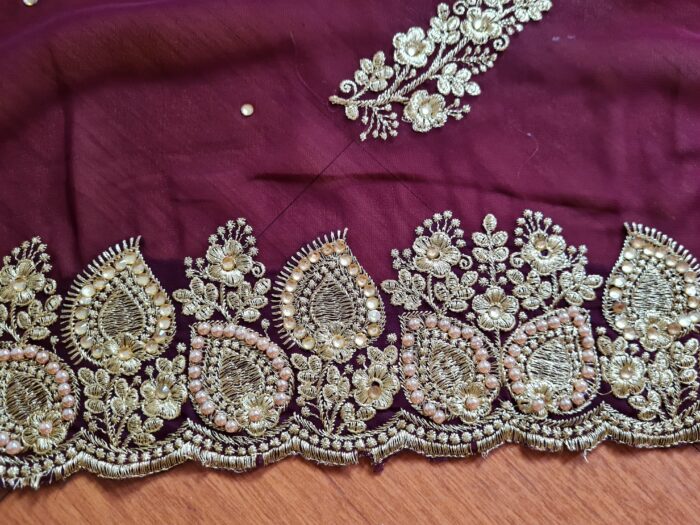 Sari indiano de seda luxuoso bordô com bordados e pérolas