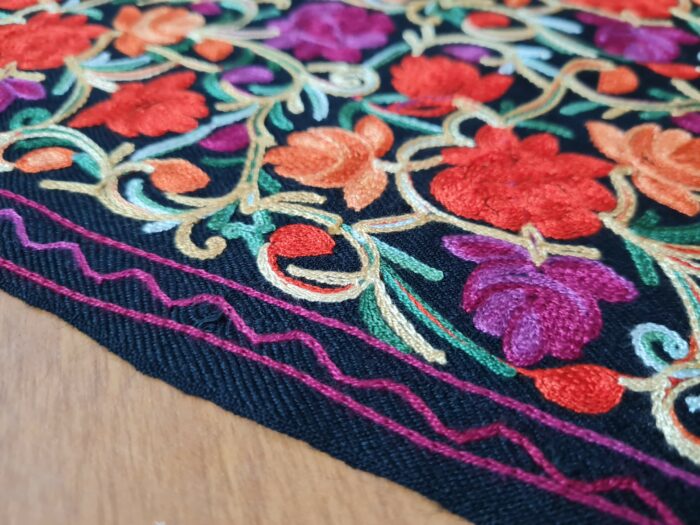 Xale de Cashmere Pashmina 100% bordado com fios de seda preto e colorido
