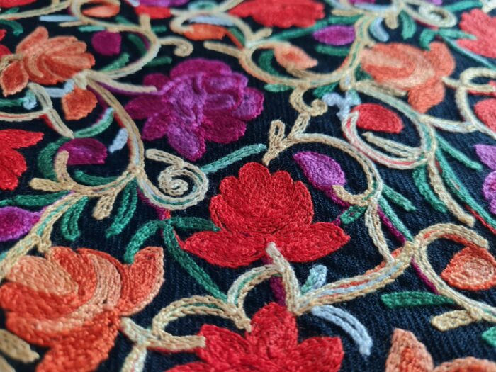 Xale de Cashmere Pashmina 100% bordado com fios de seda preto e colorido