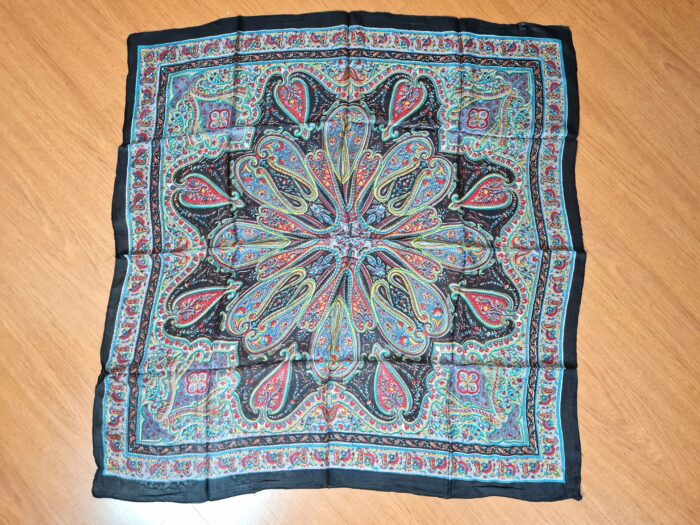 20240509_152324 Lenço indiano de seda quadrado estampado preto e colorido