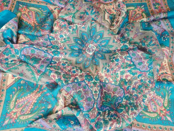 20240509_152437 Lenço indiano de seda quadrado estampado azul e rosa