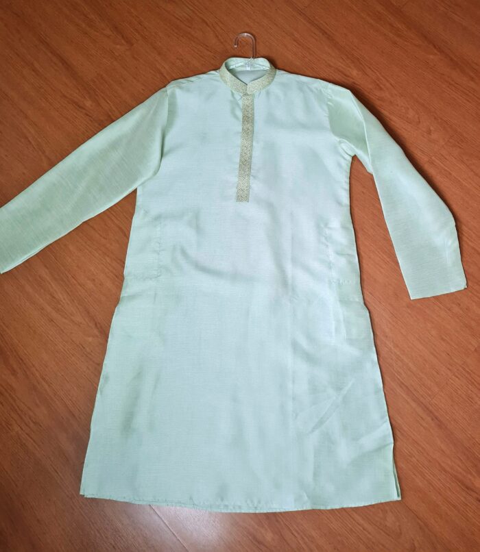 Kurta (bata masculina longa) verde claro tecido nobre com detalhe dourado