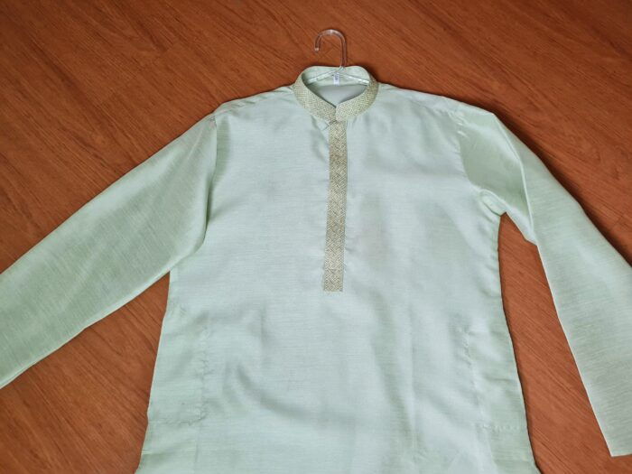 Kurta (bata masculina longa) verde claro tecido nobre com detalhe dourado