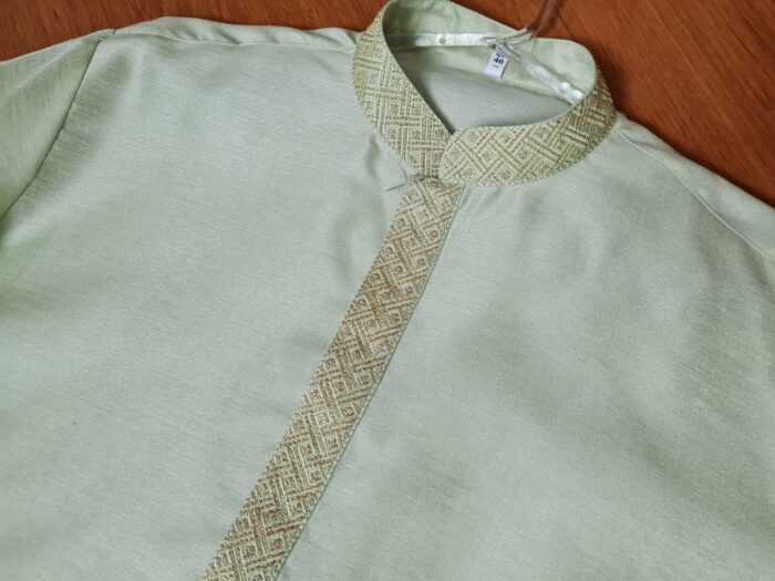 Kurta (bata masculina longa) verde claro tecido nobre com detalhe dourado