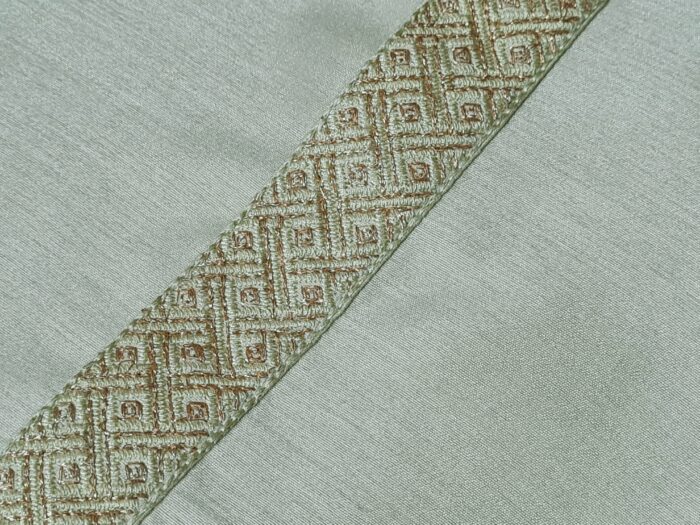 Kurta (bata masculina longa) verde claro tecido nobre com detalhe dourado