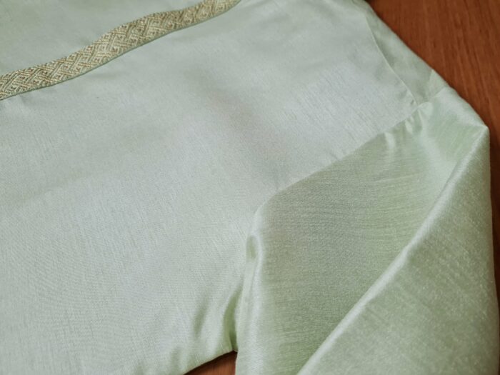 Kurta (bata masculina longa) verde claro tecido nobre com detalhe dourado