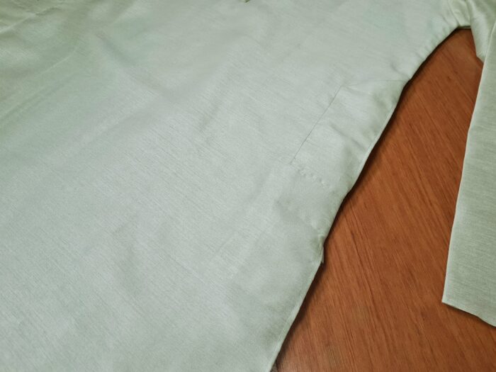 Kurta (bata masculina longa) verde claro tecido nobre com detalhe dourado