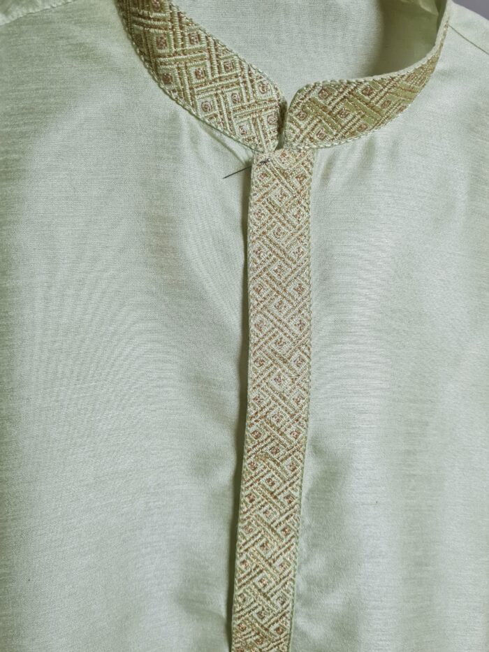 Kurta (bata masculina longa) verde claro tecido nobre com detalhe dourado