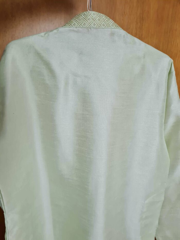 Kurta (bata masculina longa) verde claro tecido nobre com detalhe dourado