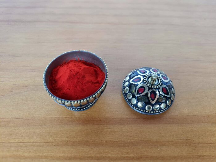 Kit Pó de kumkum indiano com potinho de metal com pedras naturais Olho de Tigre