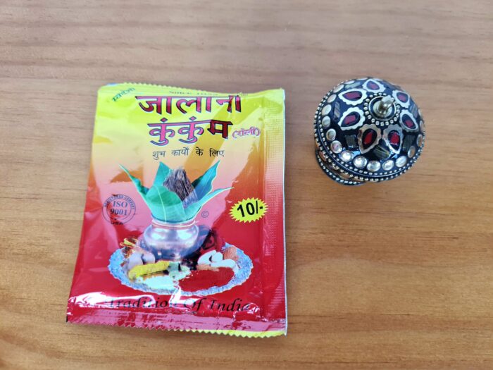 Kit Pó de kumkum indiano com potinho de metal com pedras naturais Olho de Tigre