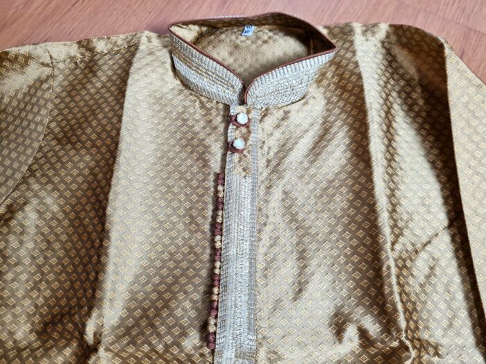 Conjunto completo de vestuário para noivo em casamentos indianos ocre e marrom