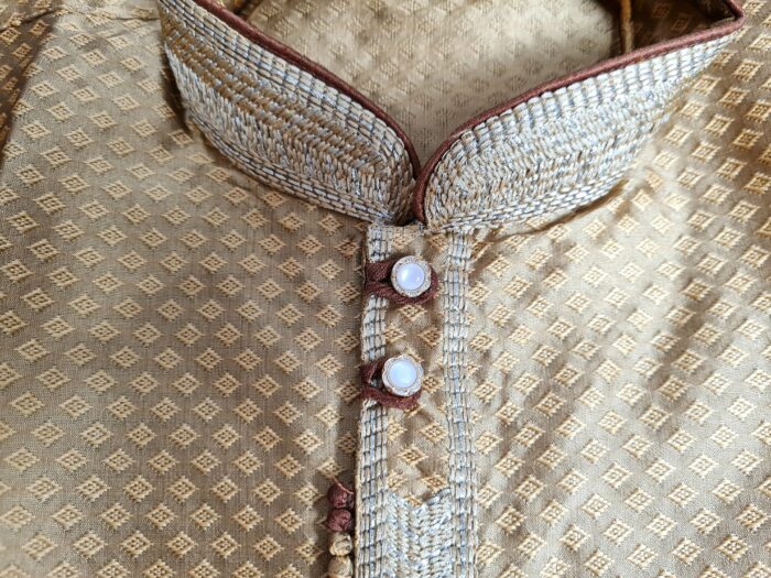Conjunto completo de vestuário para noivo em casamentos indianos ocre e marrom