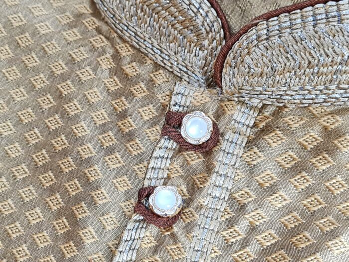 Conjunto completo de vestuário para noivo em casamentos indianos ocre e marrom