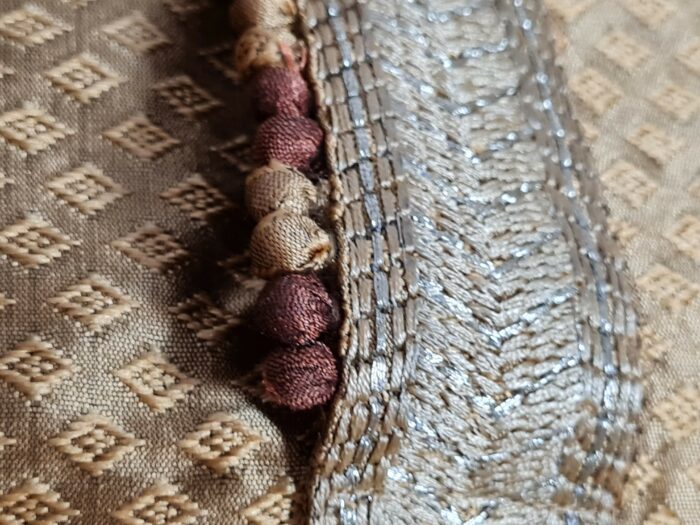Conjunto completo de vestuário para noivo em casamentos indianos ocre e marrom