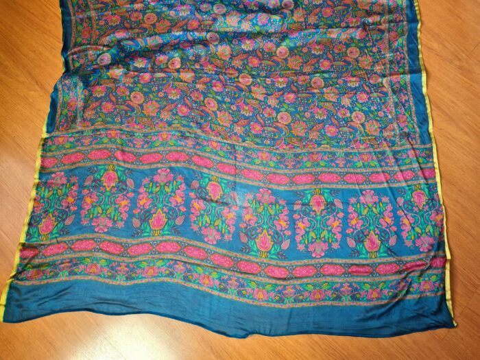 20240705_142041 Sari indiano de seda com estampa floral azul e rosa