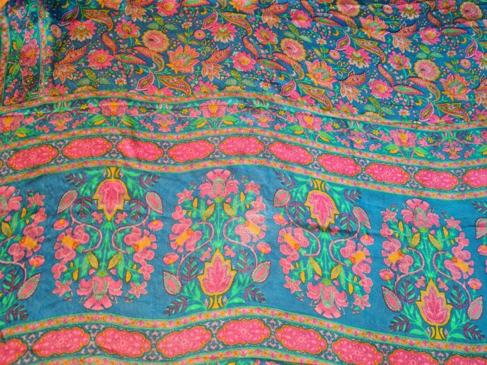 20240705_142045 Sari indiano de seda com estampa floral azul e rosa