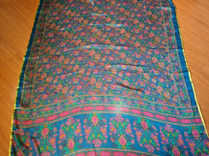 20240705_142148 Sari indiano de seda com estampa floral azul e rosa