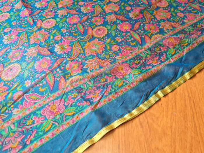 20240705_142152 Sari indiano de seda com estampa floral azul e rosa