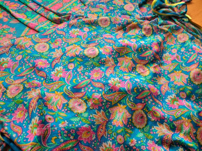 20240705_142210 Sari indiano de seda com estampa floral azul e rosa